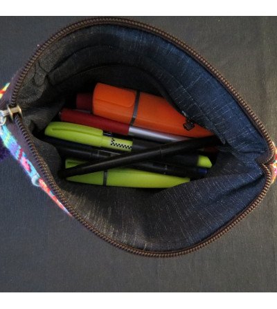 Trousse noire maquillage ou stylos