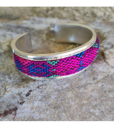 Bracelet avec broderie