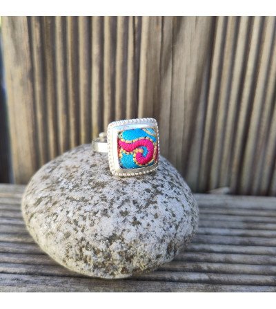 Petite bague brodée