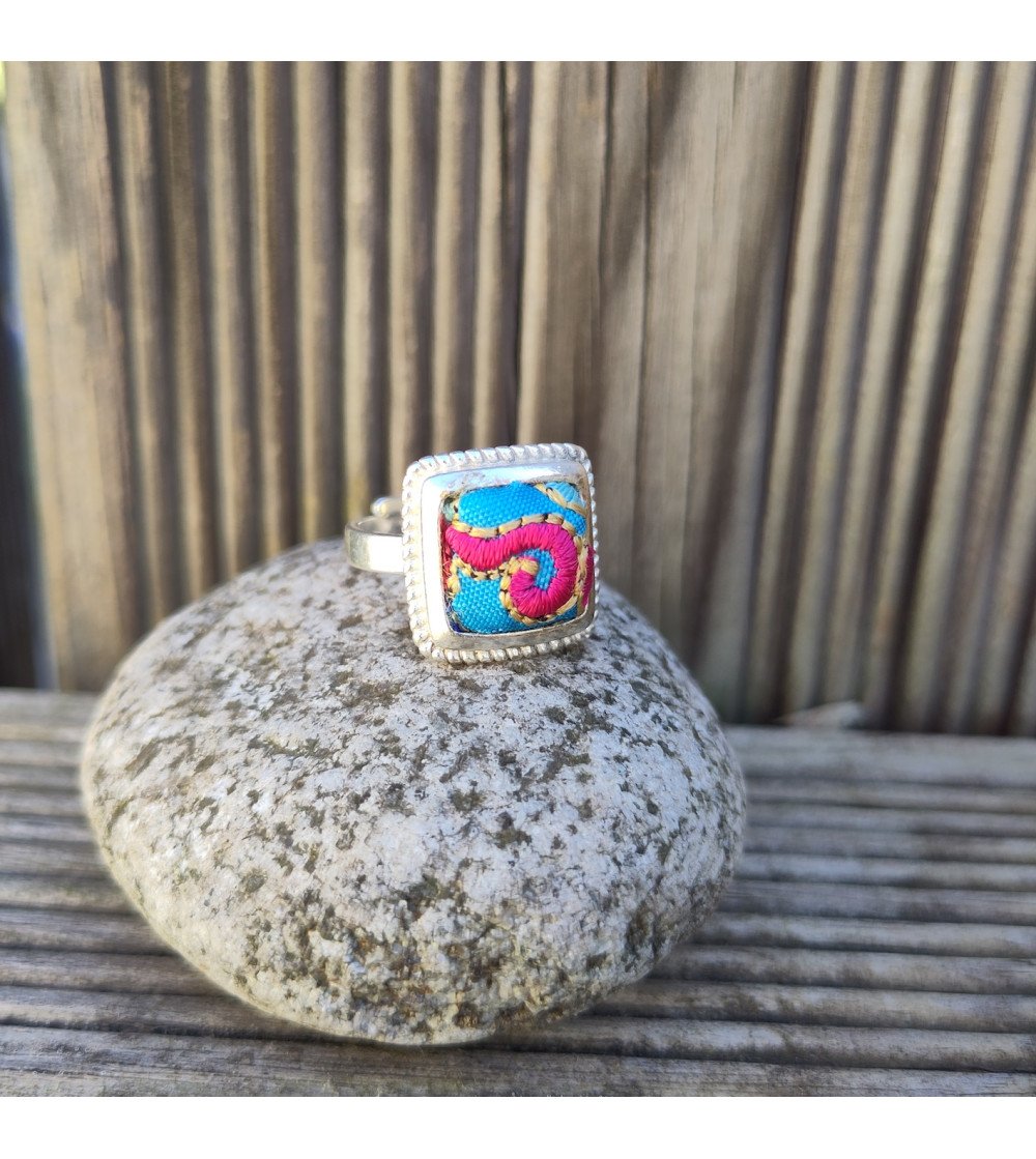 Petite bague brodée
