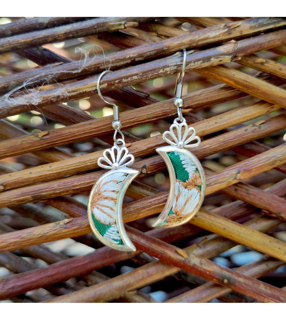 Petites lunes vintage, boucles d'oreilles brodées